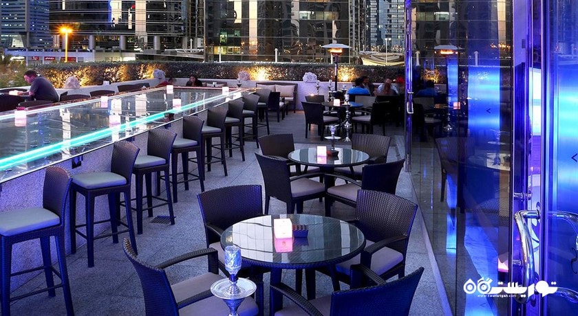 نمای تراس و بار هیلیز